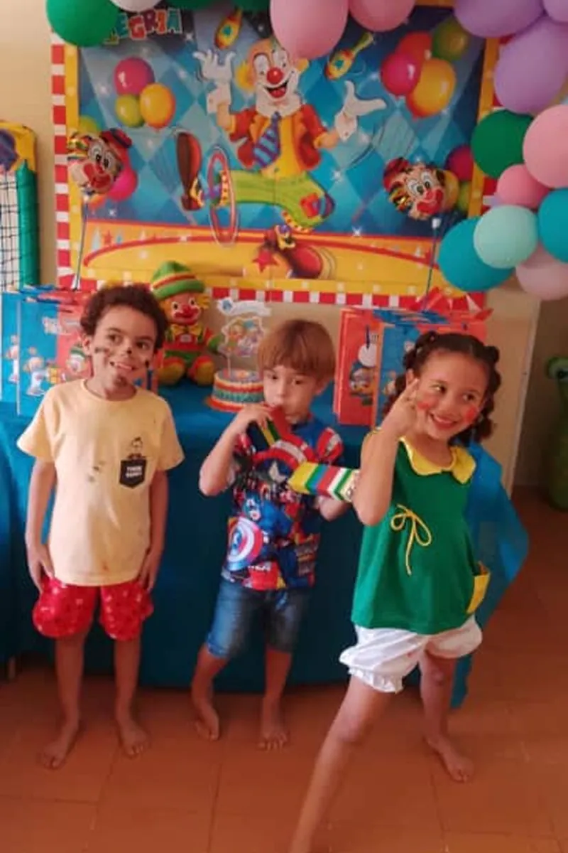 Crianças participando de atividades recreativas no Hotelzinho e Berçário Vovó Brytes