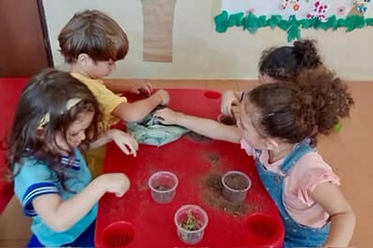 Crianças em aula de agricultura aprendendo sobre natureza e sustentabilidade