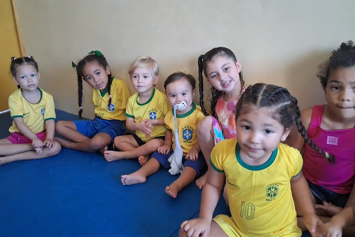 Crianças torcendo pela Seleção Brasileira durante a Copa do Mundo 2026