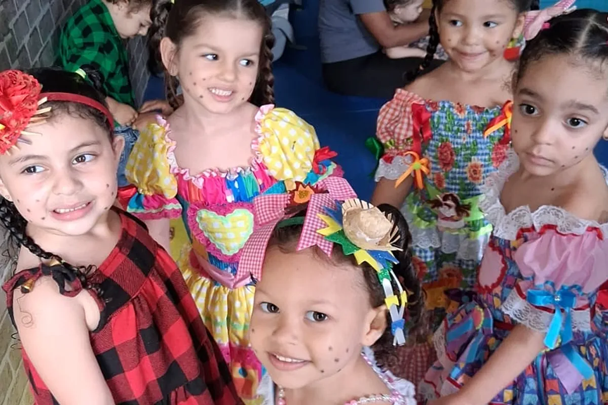 Cena de quadrilha junina com bandeirinhas e clima de festa