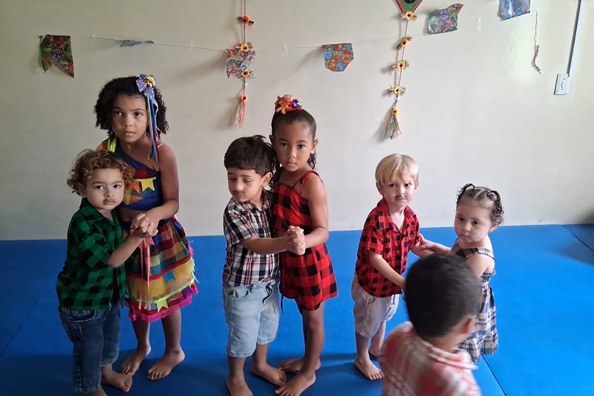 Crianças vestidas com roupas caipiras comemorando o São João
