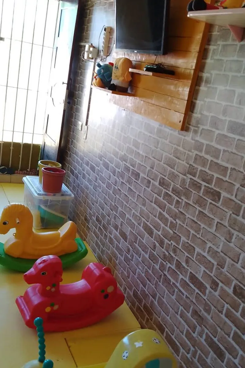 Ambiente colorido com brinquedos e materiais pedagógicos